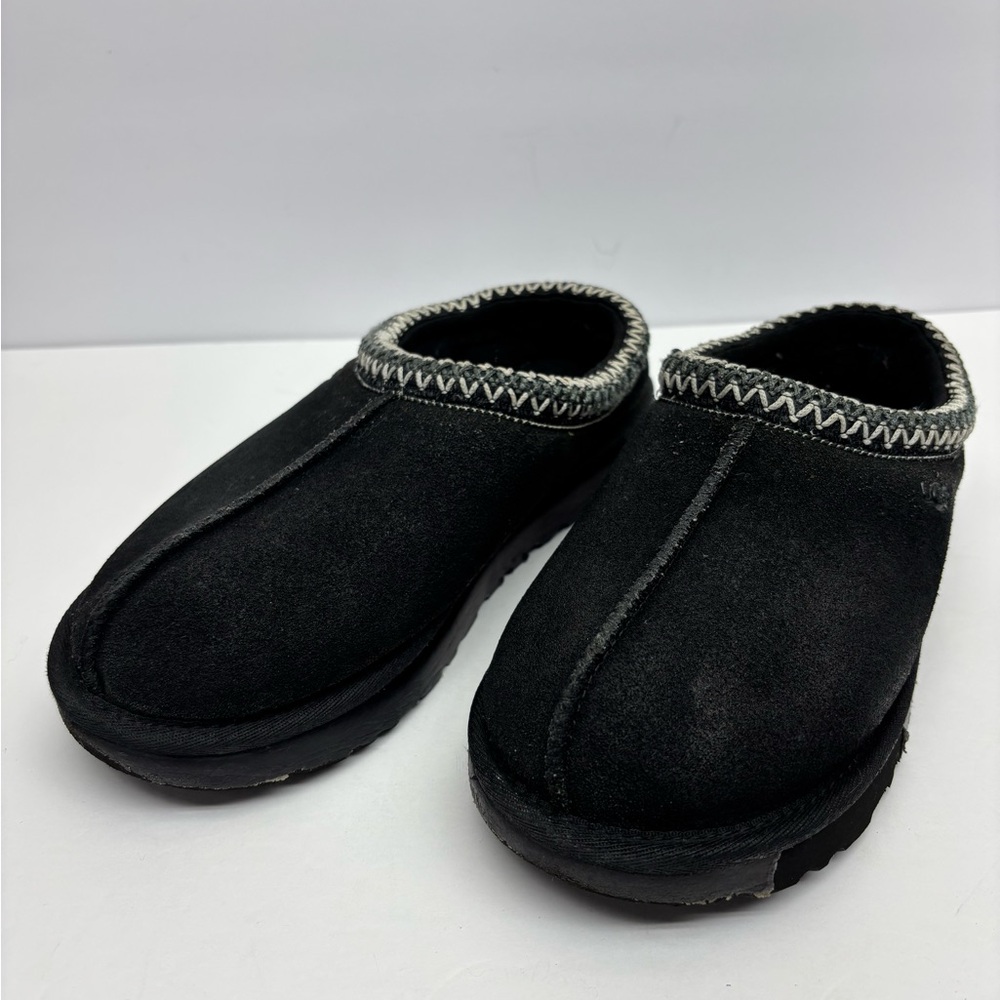 Ugg Women’s Black Slippers with Contrast Trim, SZ 8, box 33